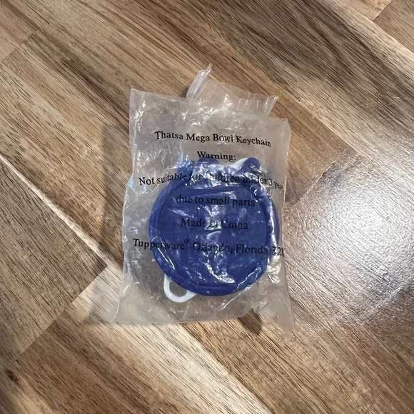 NWT Tupperware Thatsa Bowl Keychain in original bag - Picture 3 of 3